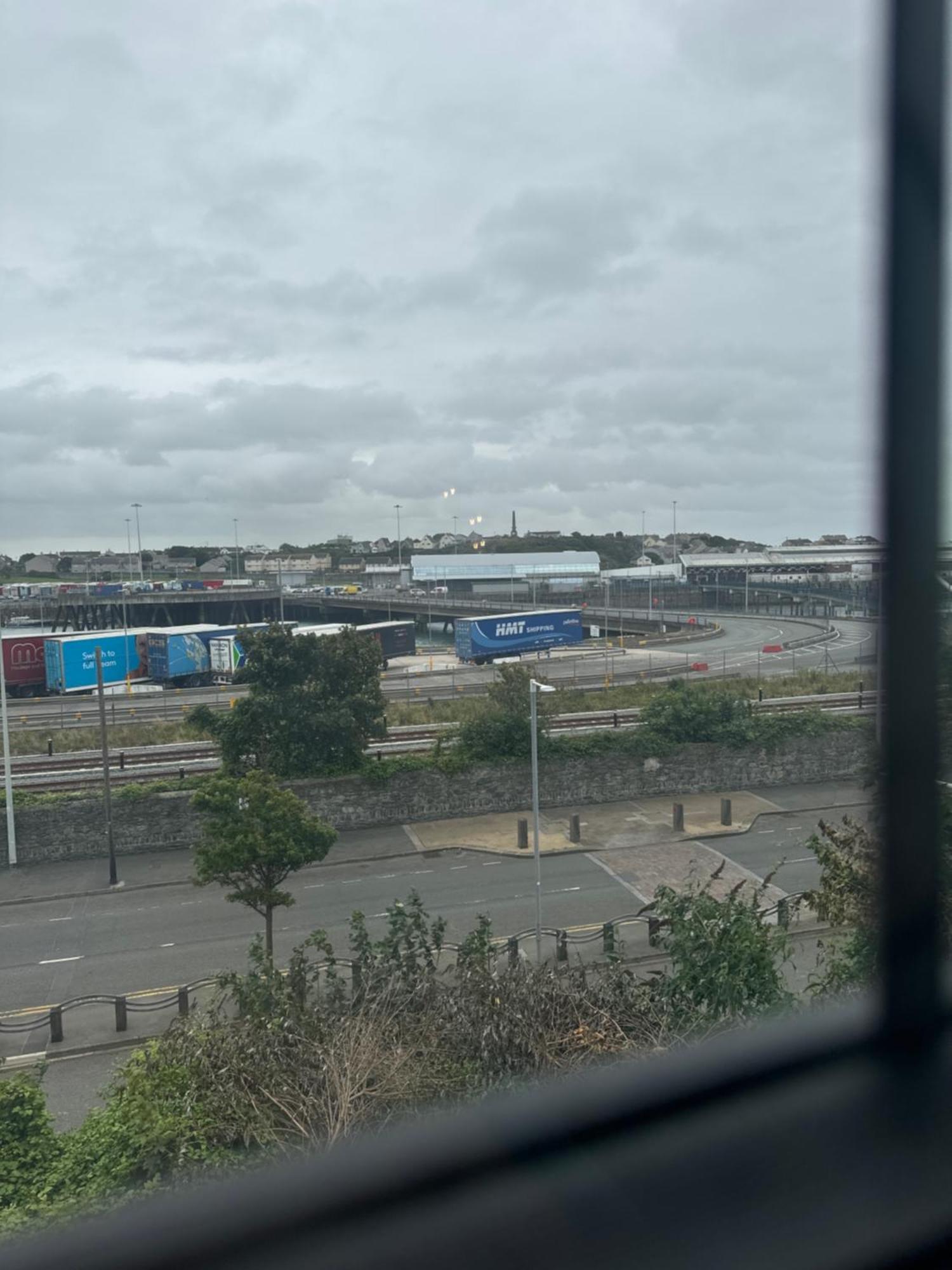 Hotel Harbour Watch Holyhead Exterior foto